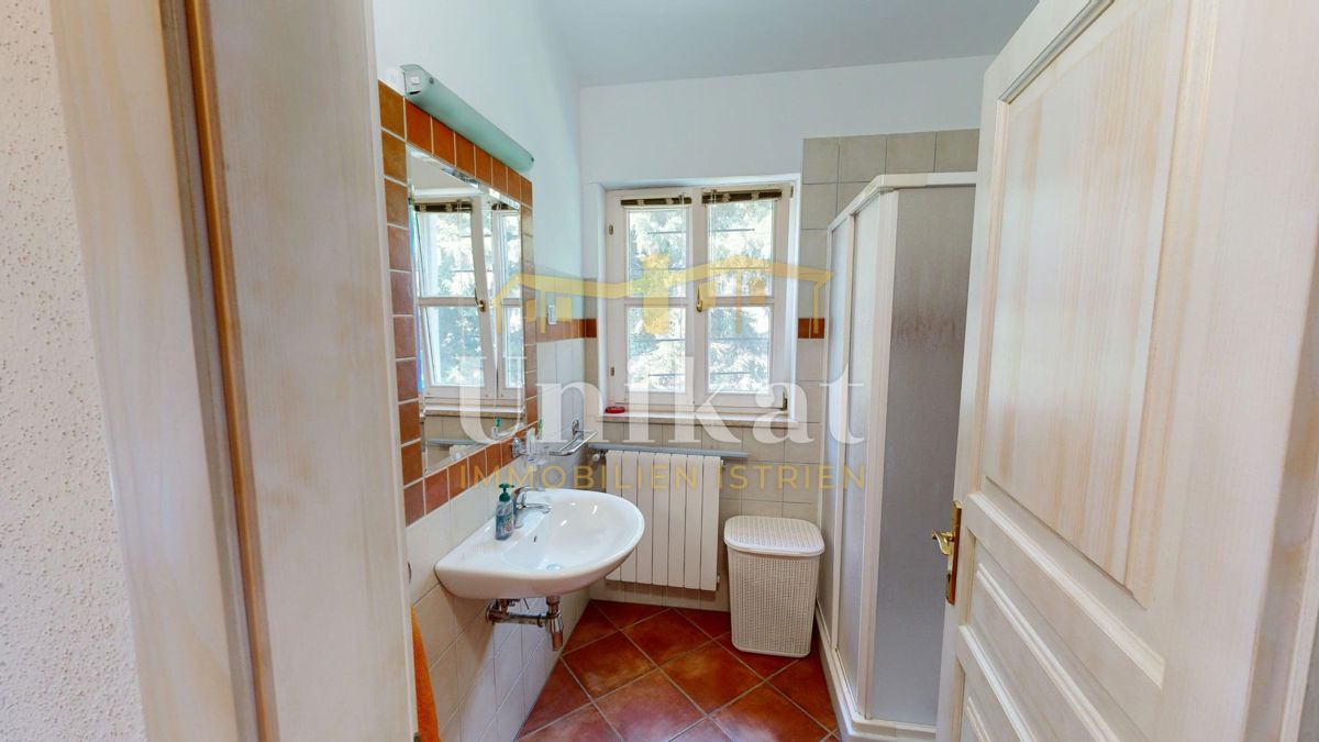 Dvojna hiša z bazenom v istrskem slogu